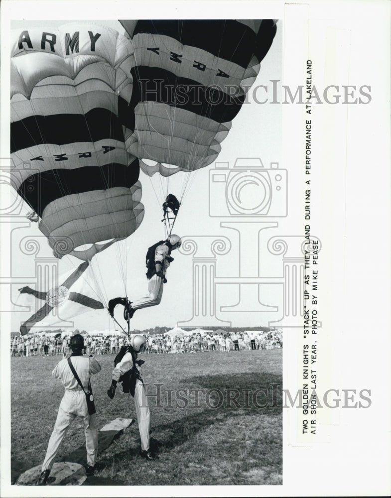 1988 Press Photo U.S. Army Parachute Team Golden Knights Lake City Air Show - Historic Images