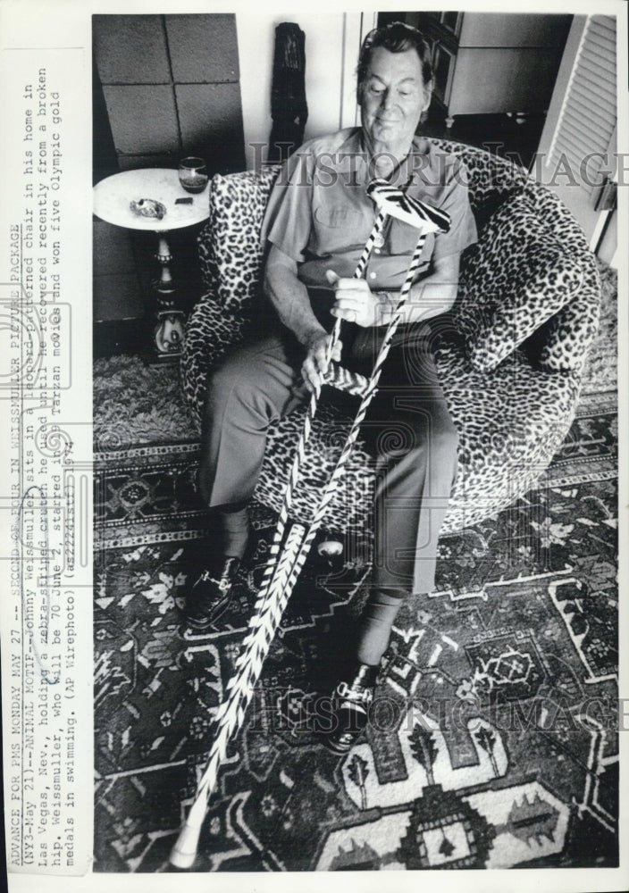 1974 Johnny Weissmuller with zebra striped crutches - Historic Images