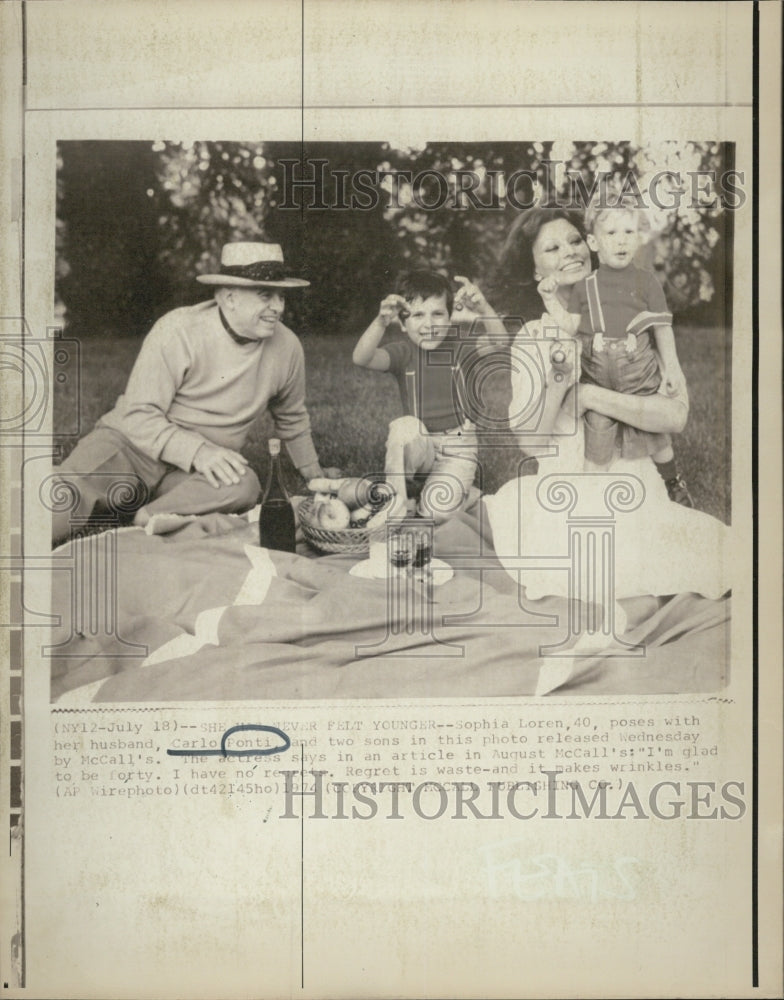 Press Photo Sophia Loren with Ponti and two sons. - Historic Images