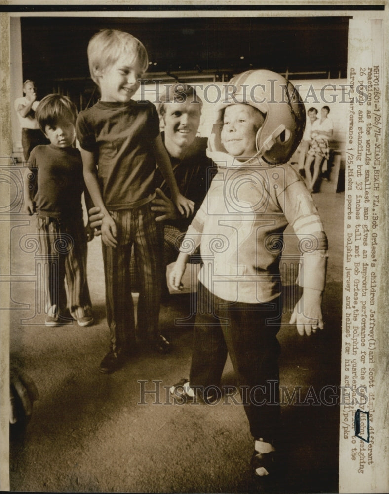 1974 Children With Michu World&#39;s Smallest Man 33 Inches Tall 26 Lbs - Historic Images