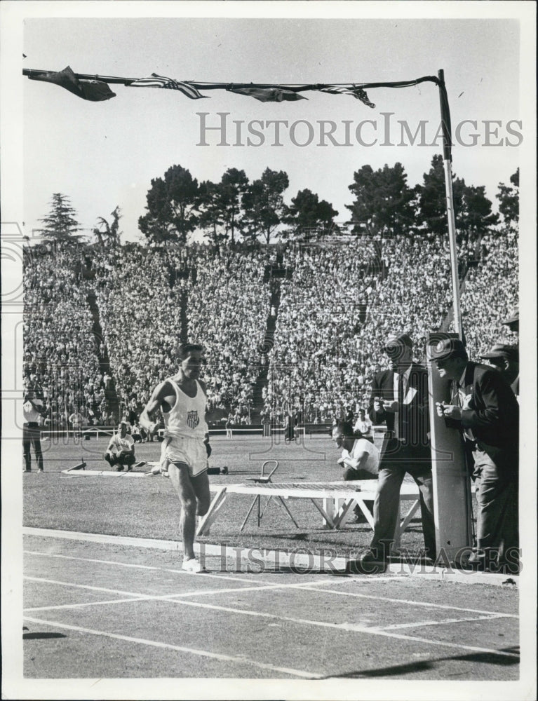 1968 Jim Beatty Track Star. - Historic Images