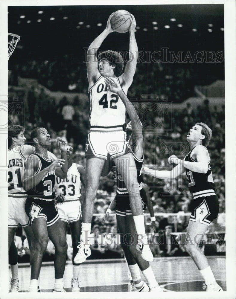 1983 Press Photo Oral Roberts University&#39;s Mark Acres Catching High Pass - Historic Images