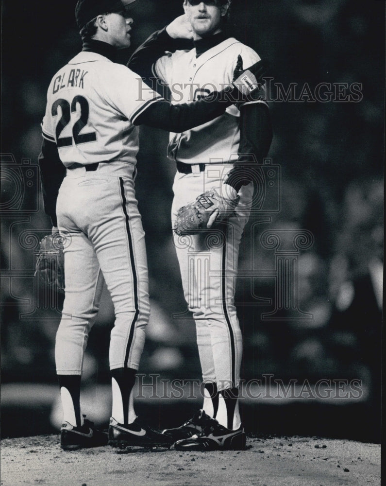 1989 Press Photo Will Clark Consoling Pitcher After College League Baseball - Historic Images