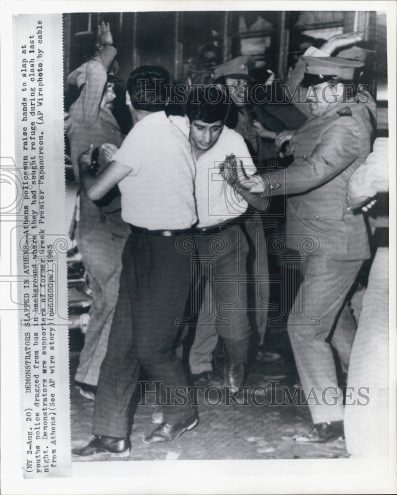 1965 Press Photo Policemen slap demonstrators - Historic Images