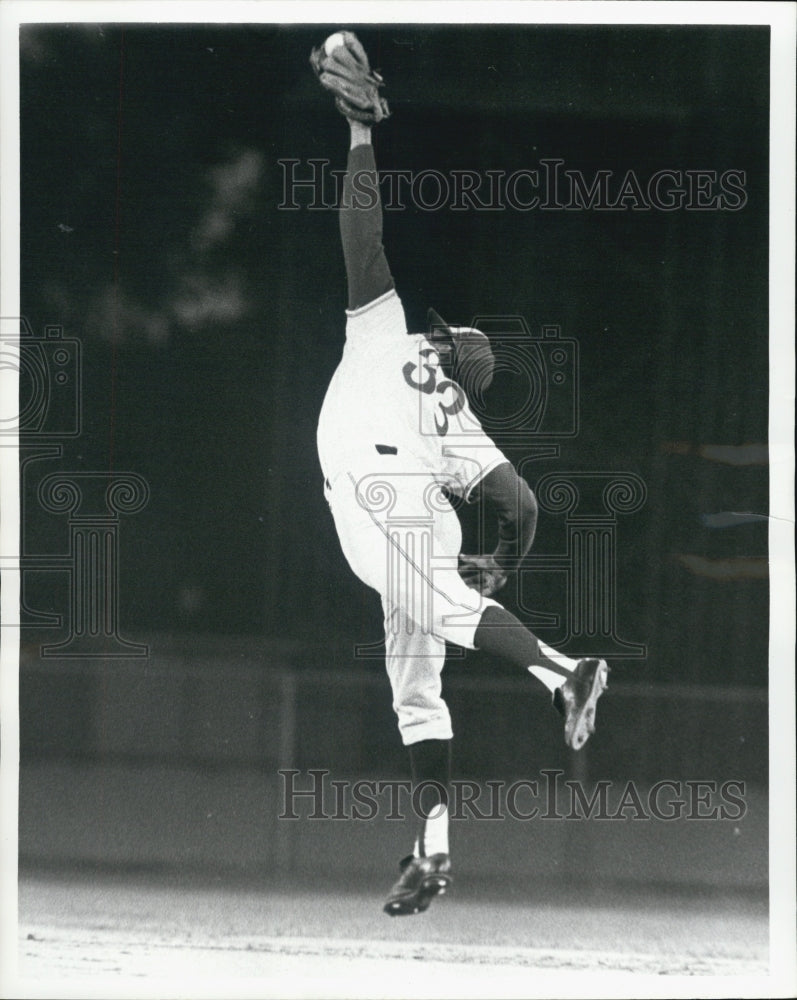 1973 Ron Hunt Of The Montreal Expos In Mid Catch - Historic Images