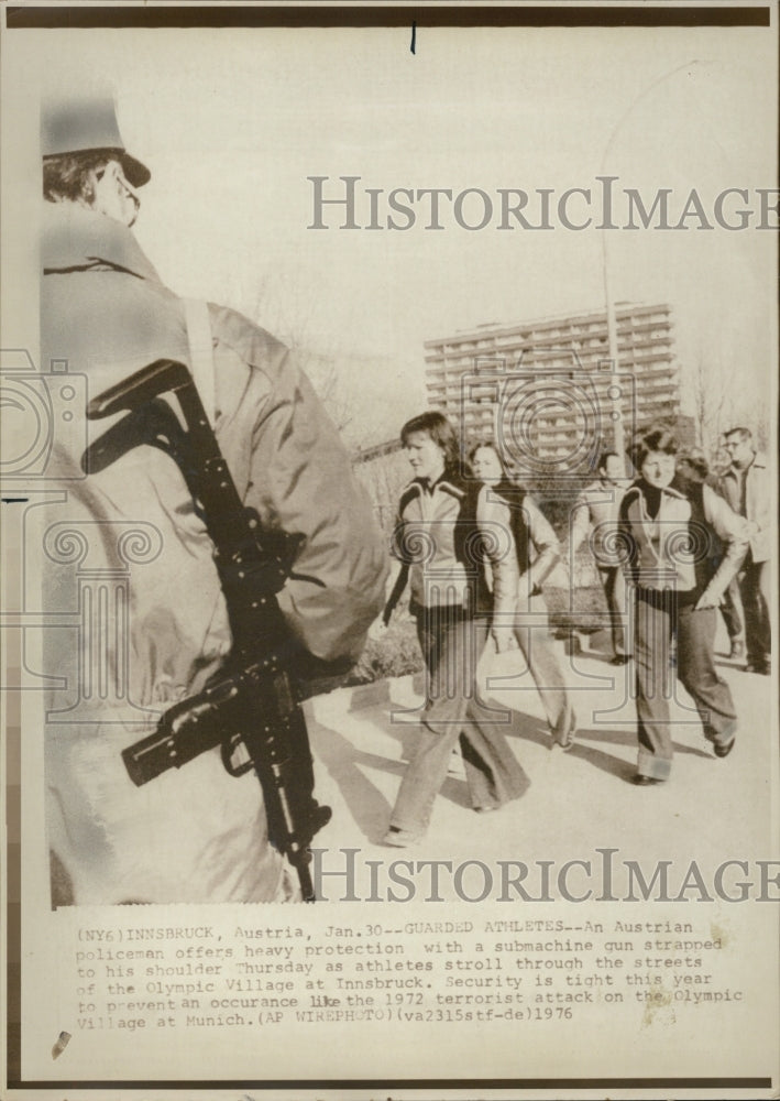 1976 an Australian policeman offers heavy protection with submachine - Historic Images