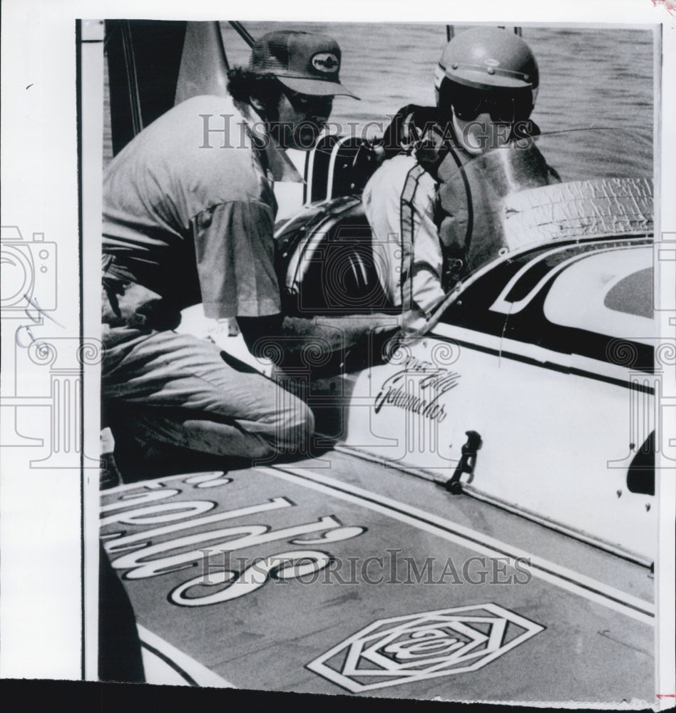 1975 Boat manager give last instruction to Billy Schumacher - Historic Images