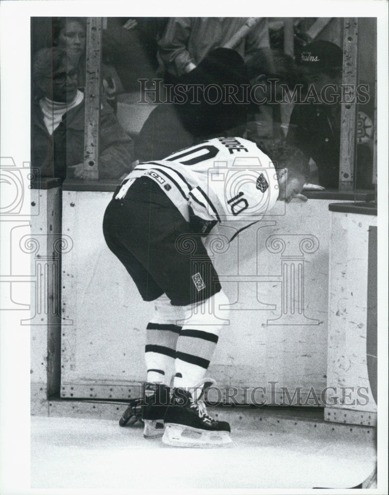 1991 Press Photo Boston Bruins Ken Hodge Leaving Rink Bent Over Sick - Historic Images