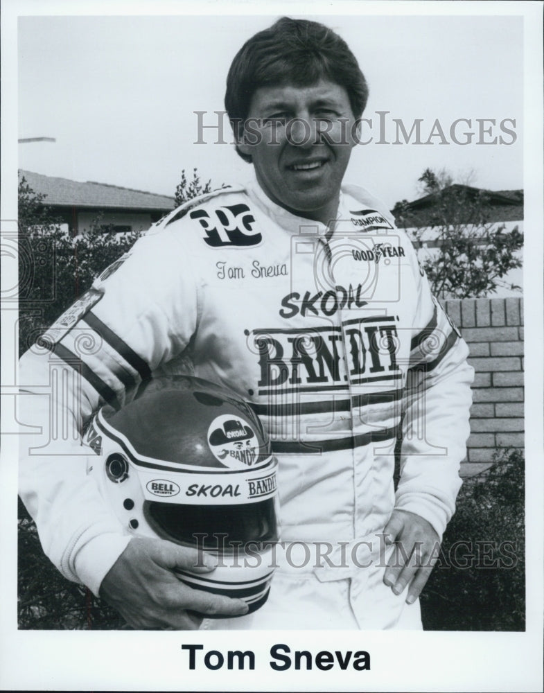 1987 Press Photo Auto Racer Tom Sneva In Uniform Holding Helmet Bandit - Historic Images