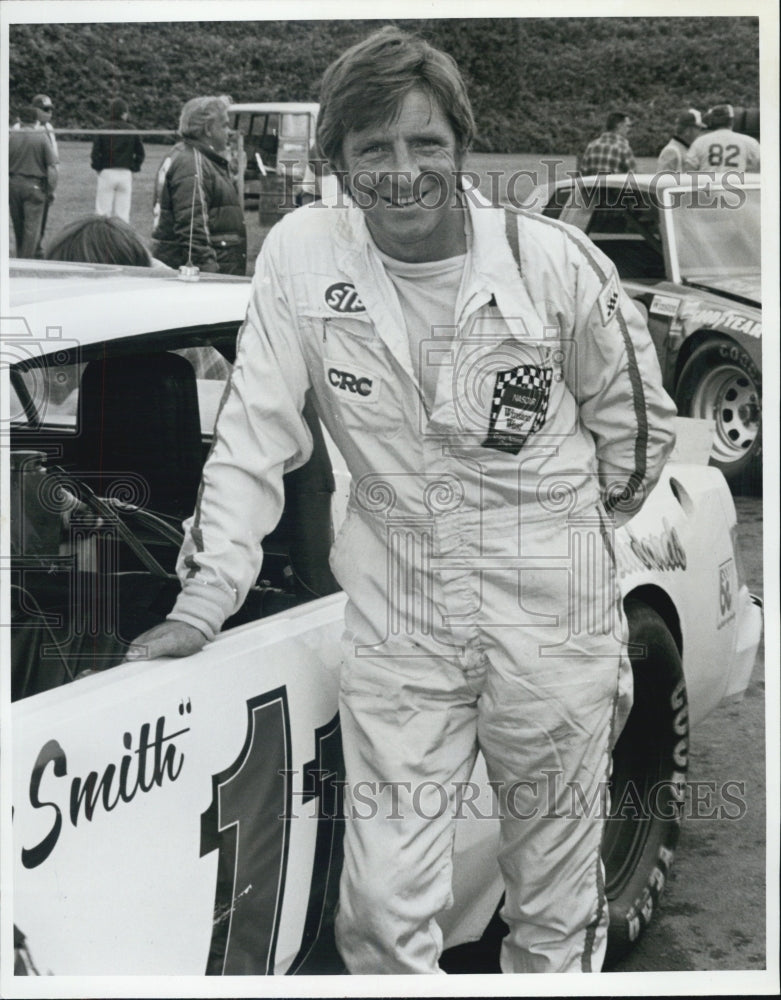 1983 Press Photo Race Car Driver Roy Smith Standing Outside Car In Uniform - Historic Images