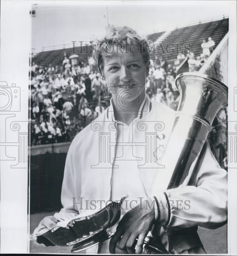 1962 Forest Hills Tennis Champion Margaret Smith With Trophy - Historic Images