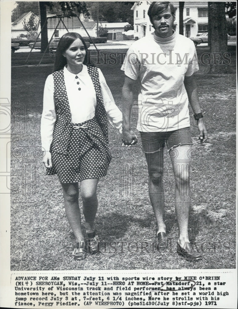 1971 Pat Matzdorf &amp; Peggy Fielder World Record High Jumper &amp; Fiancee - Historic Images