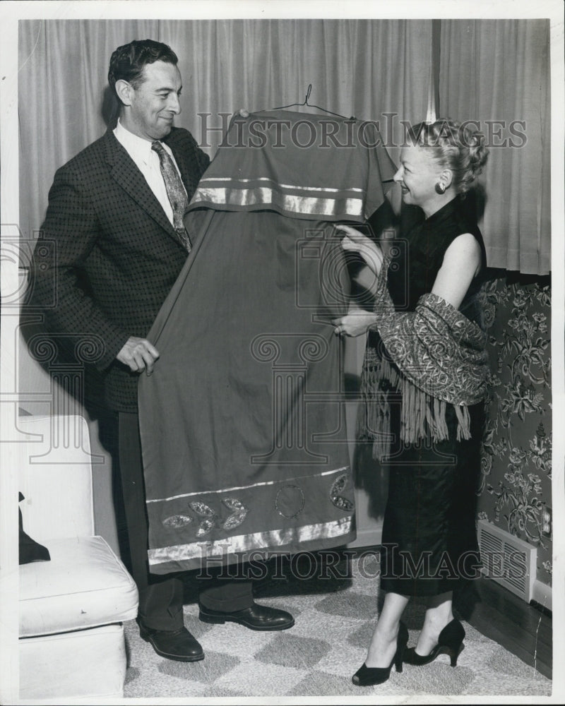 1955 Dr. Robert Simpson admire roman toga at fashion show - Historic Images