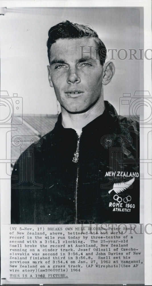 1964 Peter Snell Breaks His World Record Mile Run Auckland Track - Historic Images