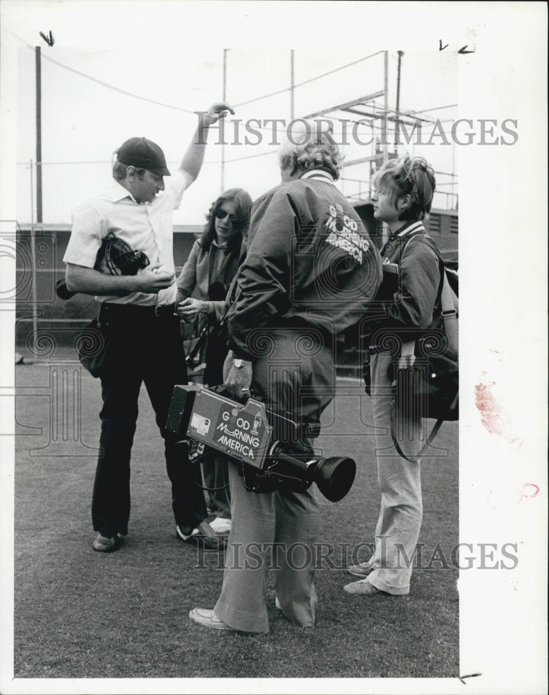 1982 Press Photo Charlie Pinter Umpire Film Crew Good Morning America - Historic Images