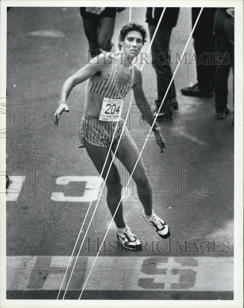 1985 Press Photo Donald Luscher Marathon Runner Hits Ropes Crossing Finish Line - Historic Images