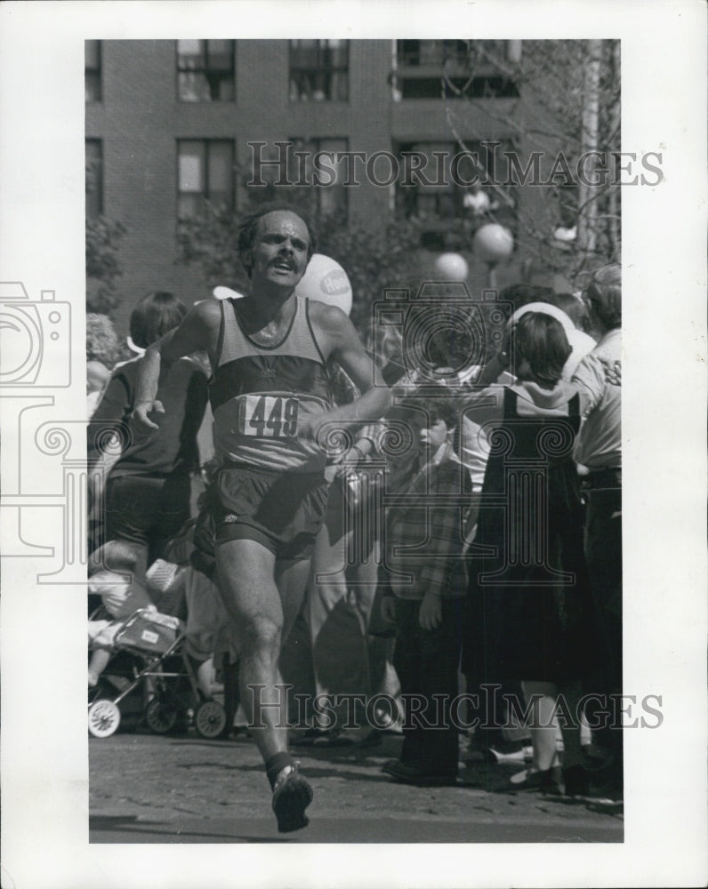 1983 Press Photo David Ezersky running Boston Marathon - Historic Images