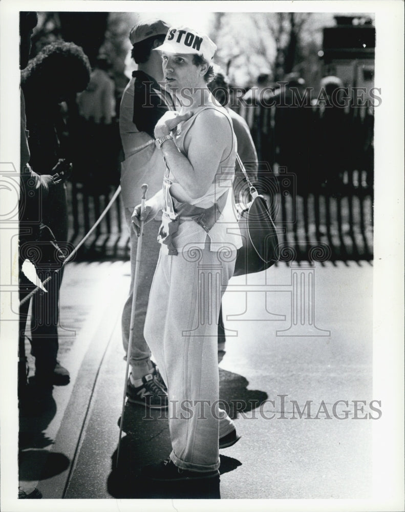 1982 Press Photo Blind runner interviewed at Marathon - Historic Images