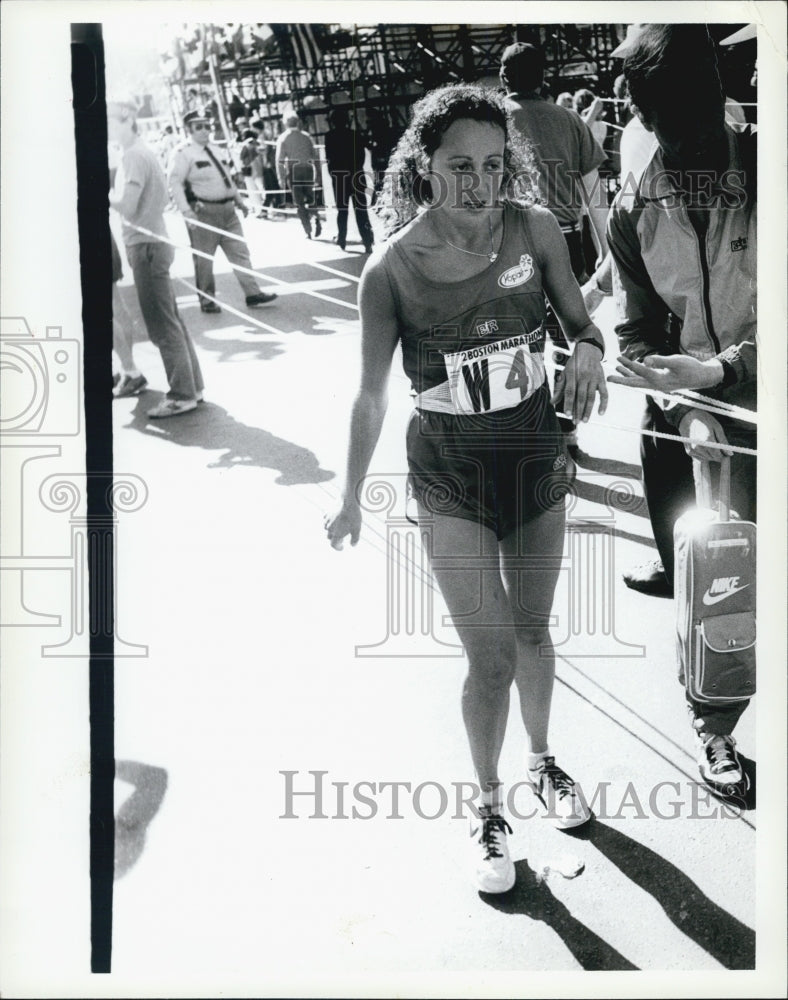 Press Photo women racer in marathon W4 - Historic Images