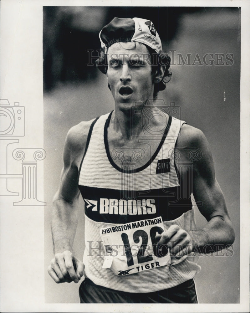 1981 Press Photo Boston Marathon racer getting worn out - Historic Images