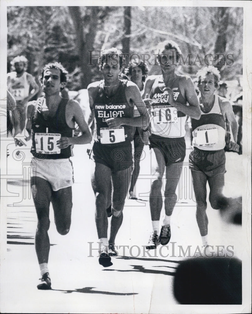 1980 Press Photo Boston Marathon Winner Bill Rogers In Pack Before Taking Lead - Historic Images