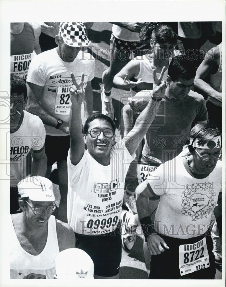 1990 Press Photo Excited Runner Boston Marathon Starting Line Hopkinton Square - Historic Images