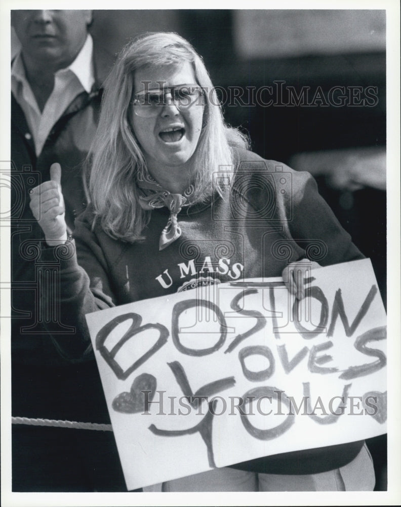 1990 Press Photo Anneliese Bolina Cheers Runners Boston Marathon Kenmore Square - Historic Images