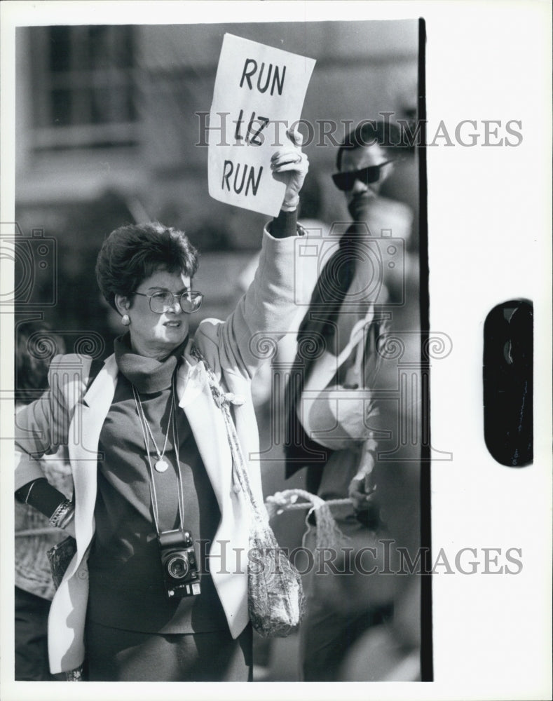 1990 Press Photo Boston Marathon Woman Cheering Runner With Sign Kenmore Square - Historic Images