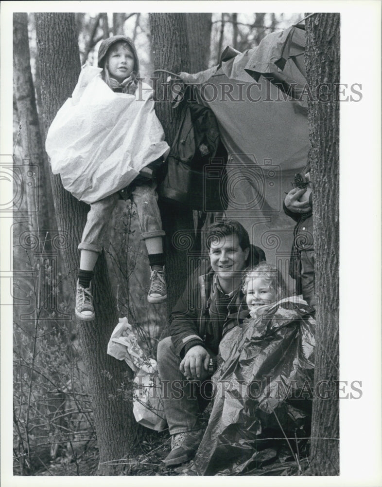 1988 Press Photo Family Camping Boston Marathon Starting Line Hopkinton Fans - Historic Images