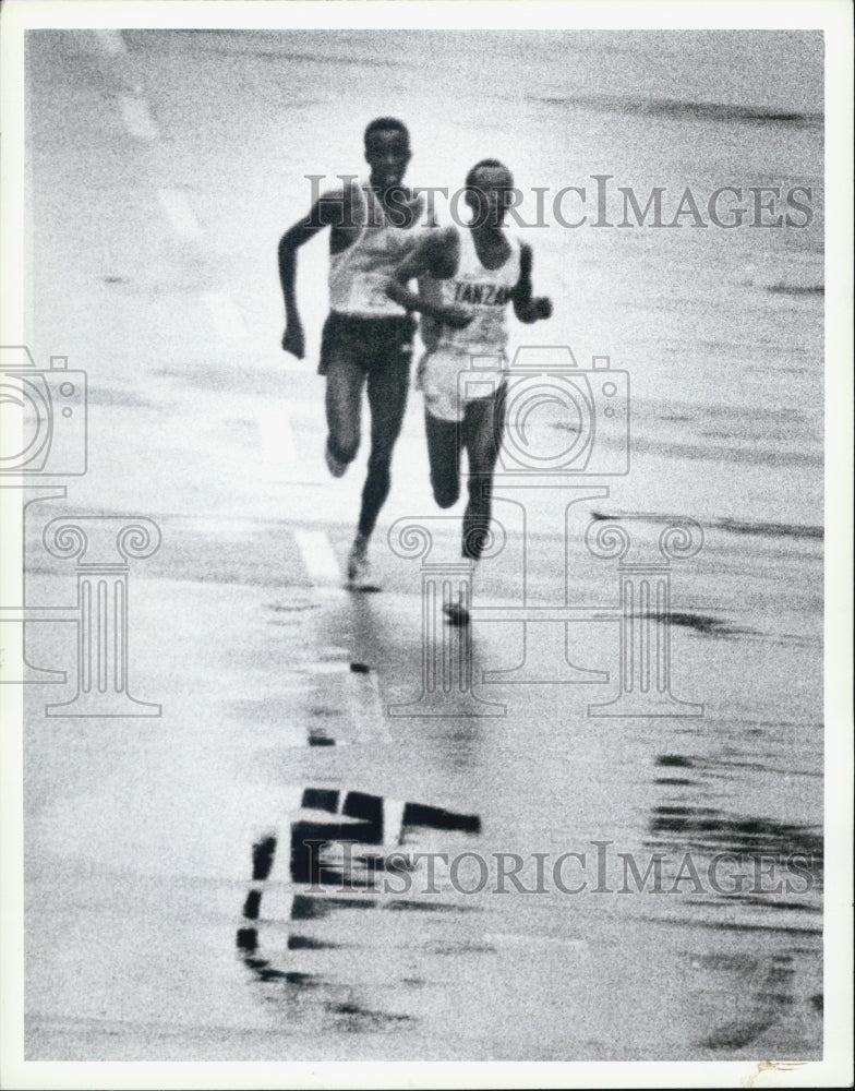 1988 Press Photo Boston Marathon Leaders Ibrahim Hussein And Juma Ikangoa - Historic Images