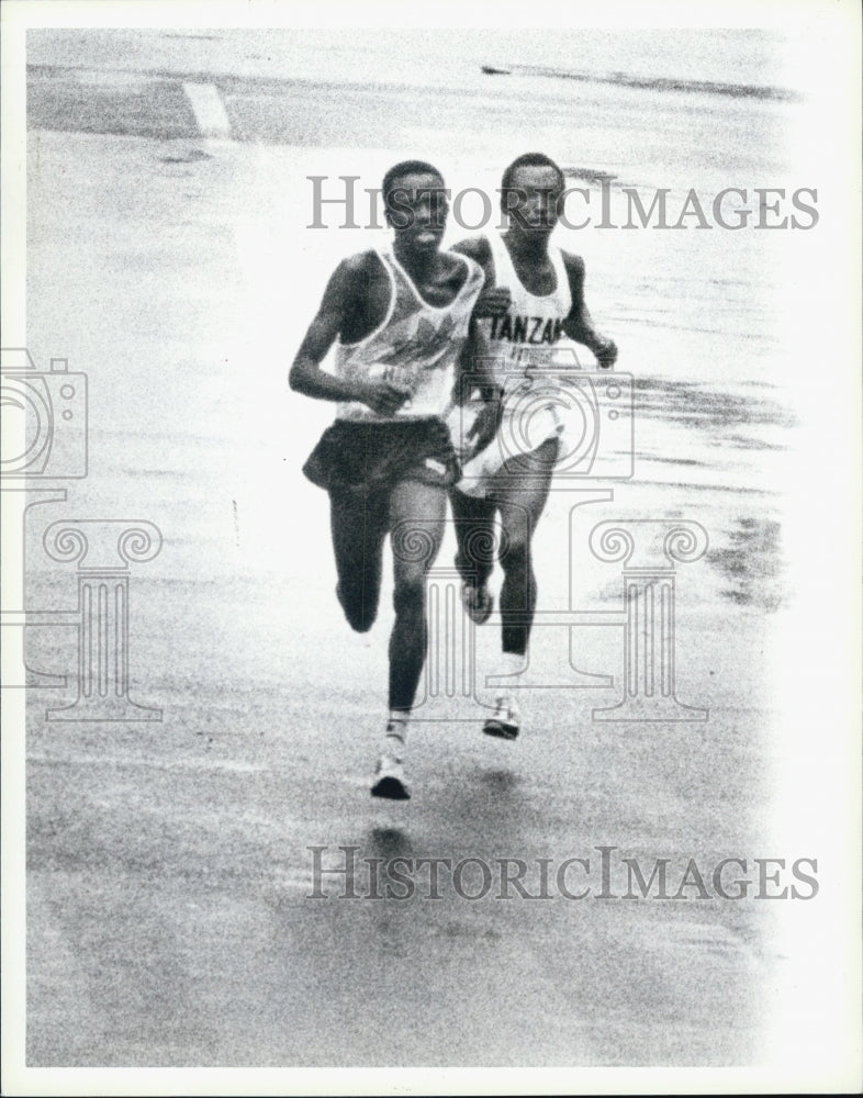 1988 Press Photo Ibrahim Husseim Passes Juma Ikangoa to Win Marathon - Historic Images