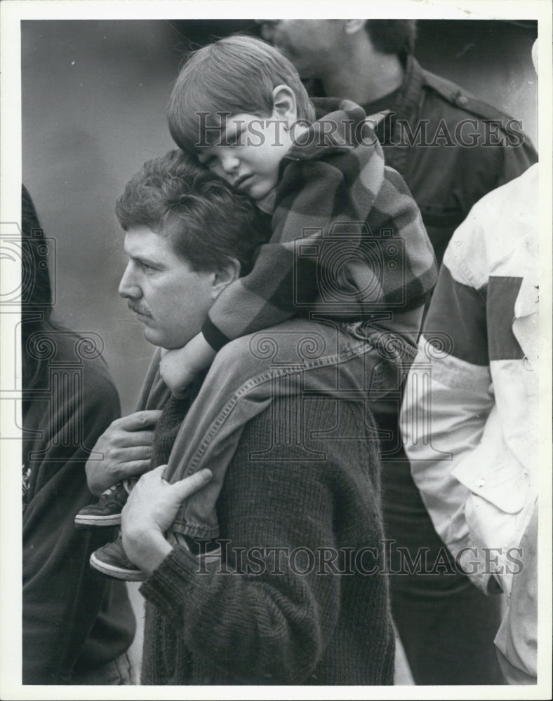 1987 Press Photo Lad Uninterested In Boston Marathon - Historic Images