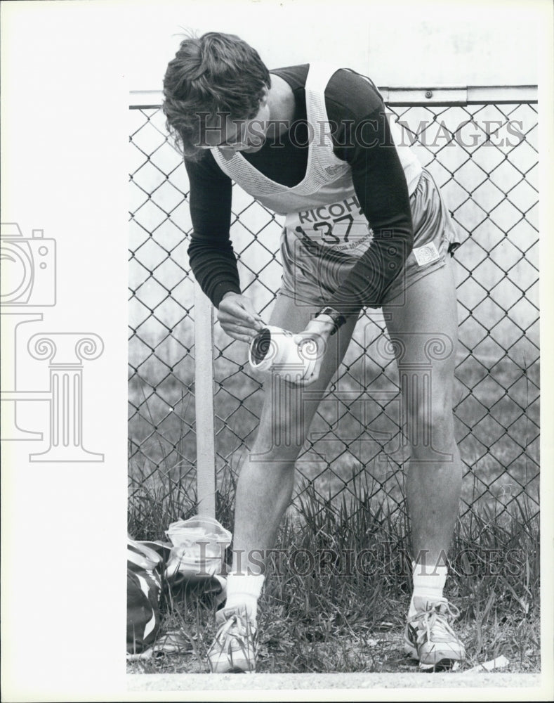 1986 Press Photo Stephen Pitts Runner Boston Marathon Vaseline Before Race Start - Historic Images