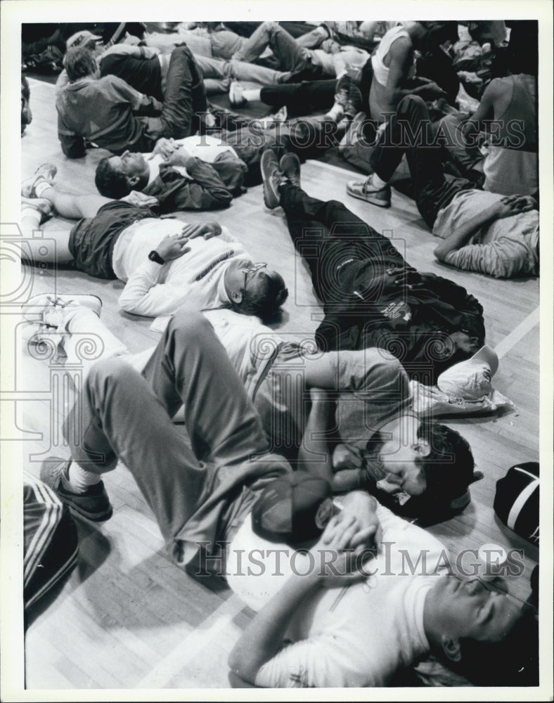 1986 Press Photo Runners nap before race in school gym at Hopkinton - Historic Images