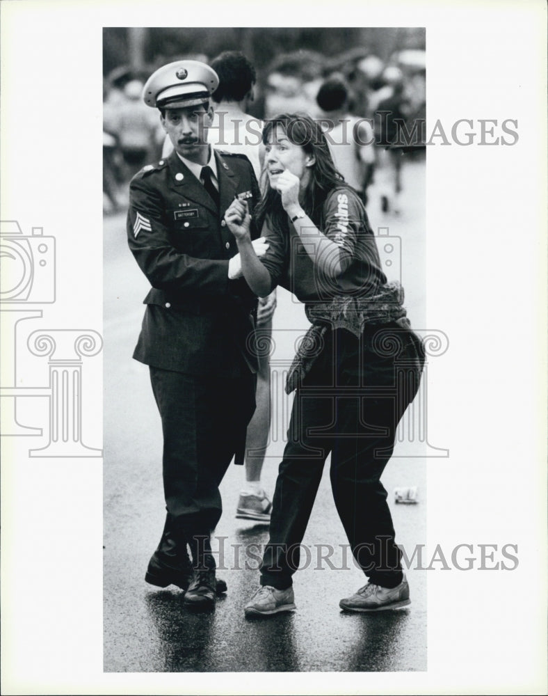 1986 Press Photo Excited Boston Marathon Fan - Historic Images