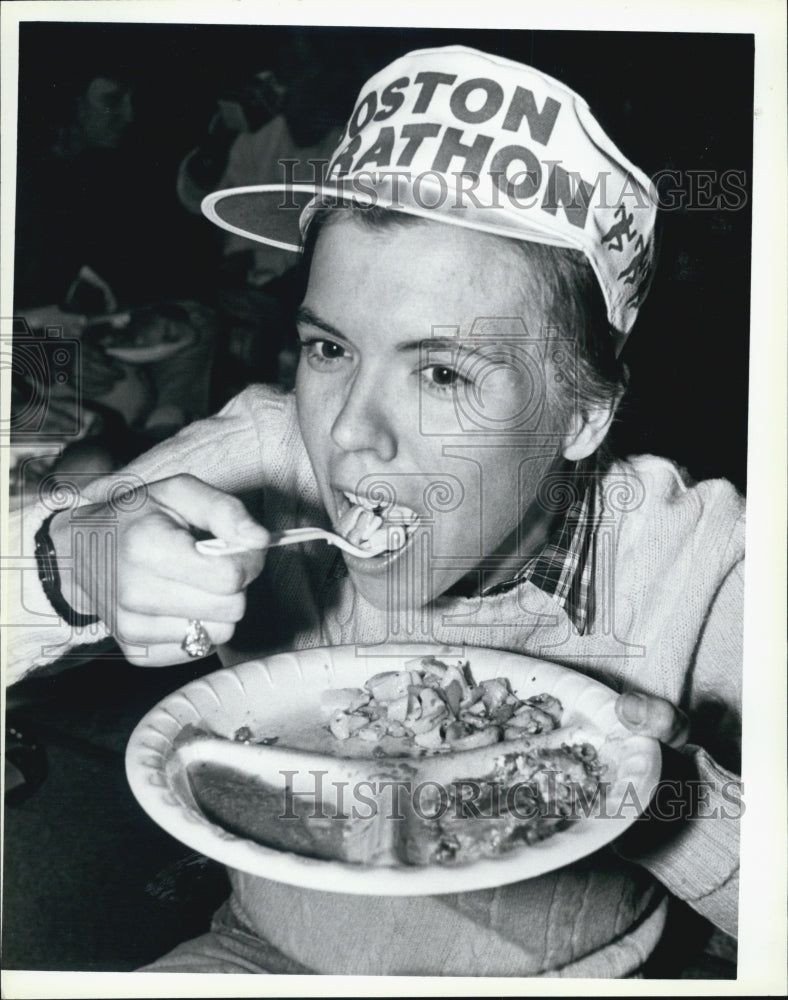 1986 Press Photo Runner Renne Antolik eats pre-Marathon spaghetti dinner - Historic Images