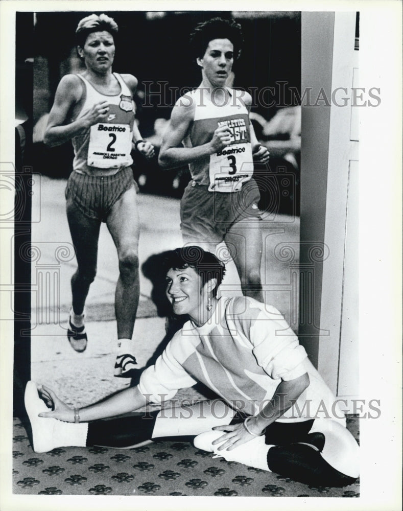 1986 Press Photo Boston Marathon Runner Athlete Stretching Legs Pre Race Warmup - Historic Images
