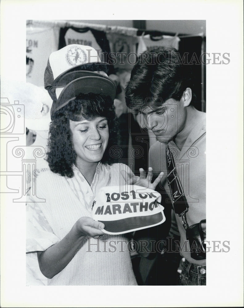 1986 Press Photo Boston Marathon Runners Winners Prizes Hats Merchandise - Historic Images