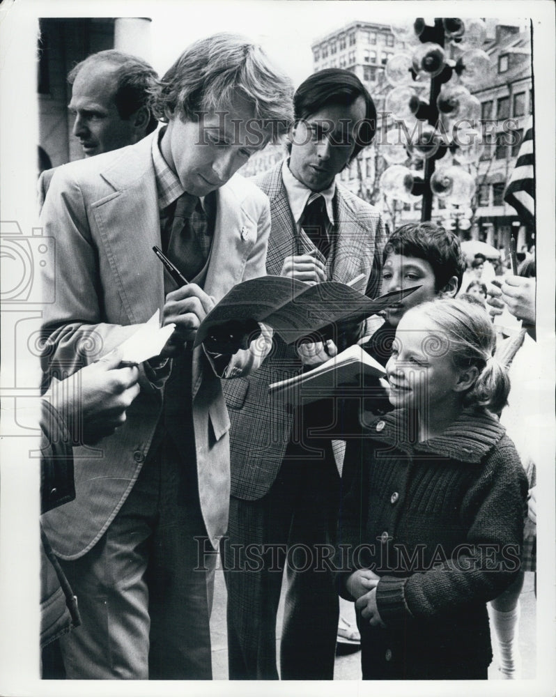 1979 Press Photo Bill Rodgers Day autograph for angel Hunt after ceremony - Historic Images