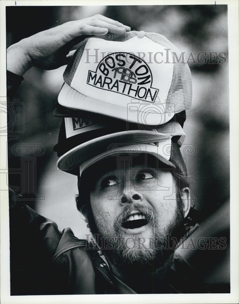 1986 Press Photo Boston Marathon man wearing hat - Historic Images