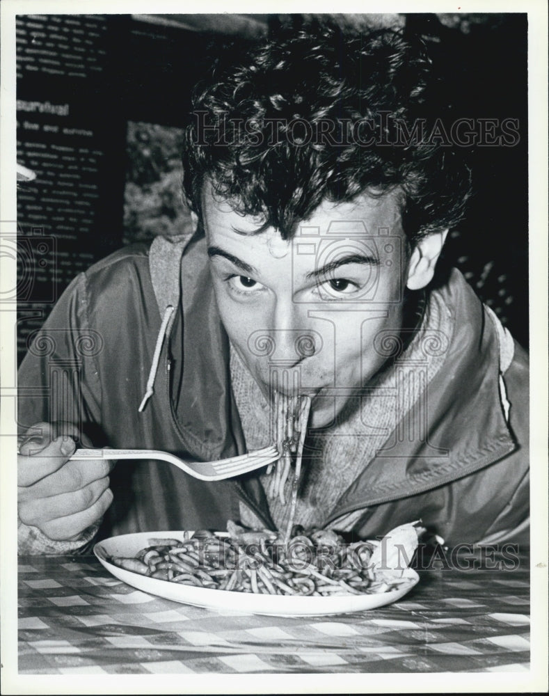 1985 Press Photo Boston Marathon Runner Chowing Down Spaghetti Before Race - Historic Images