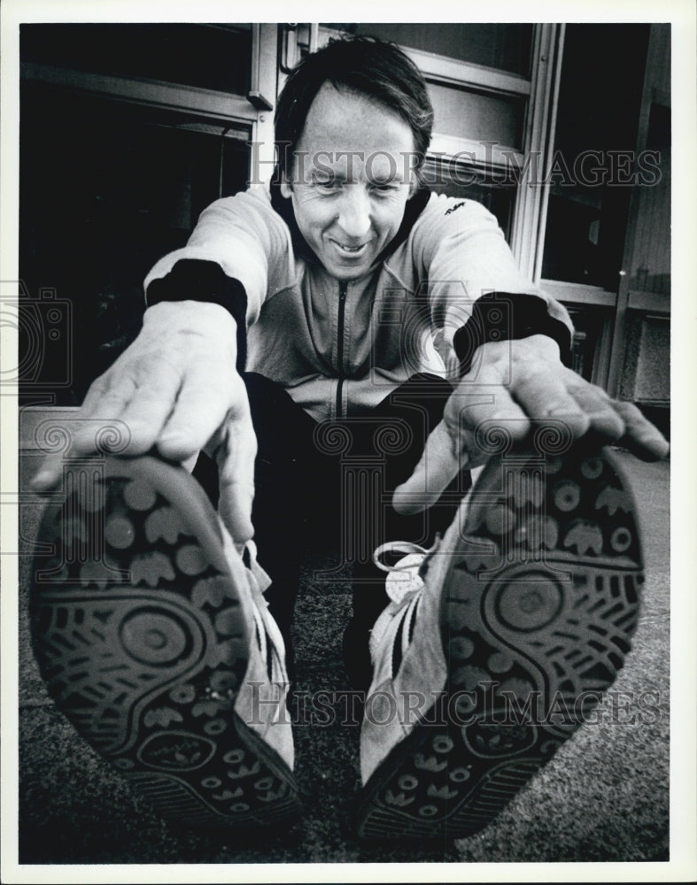 1985 Press Photo Boston Marathon Runner Stretching Legs Pre Race Warmup - Historic Images