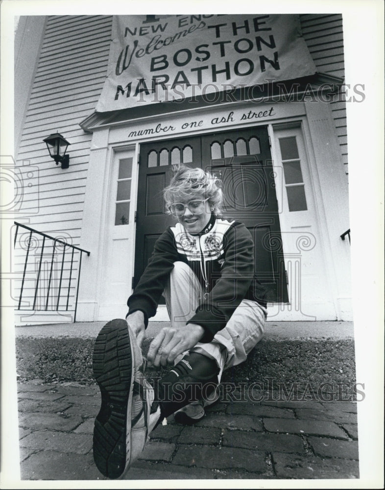 Press Photo Boston Marathon Runner Stretches Legs Before Pre Race Warmup - Historic Images