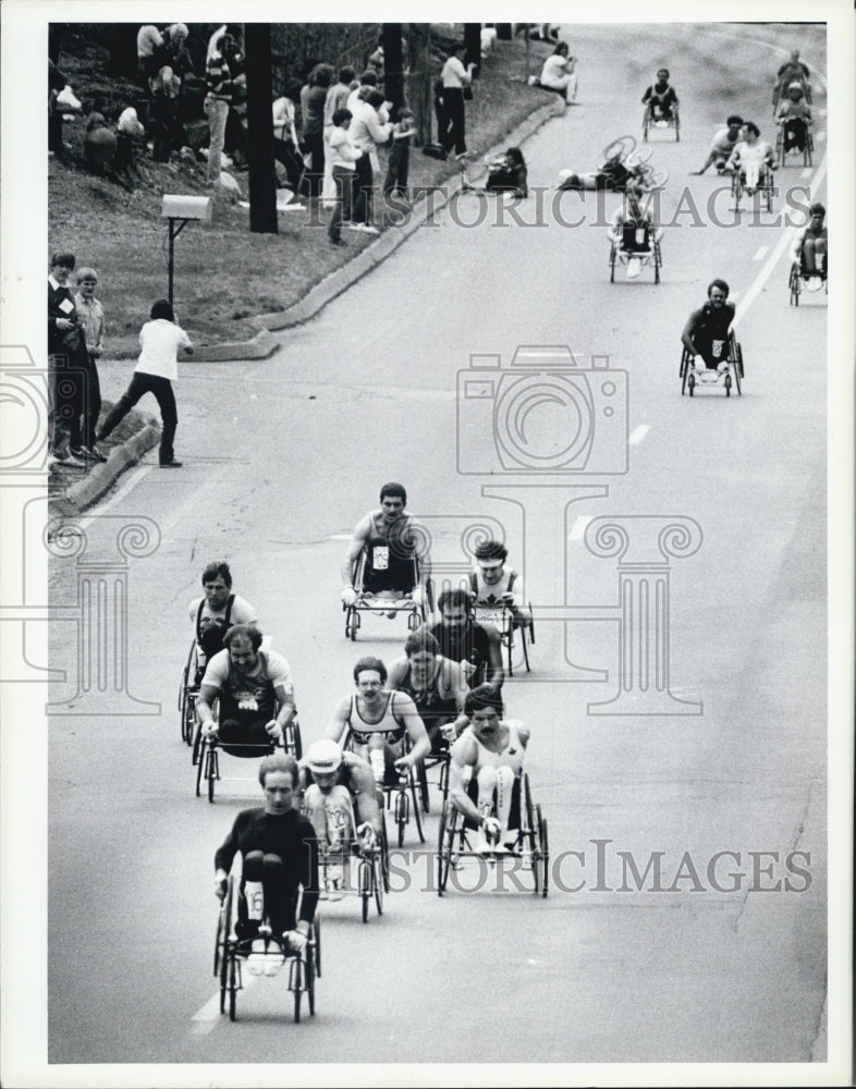 1985 Press Photo Wheelchair marathon with two racers crashing - Historic Images