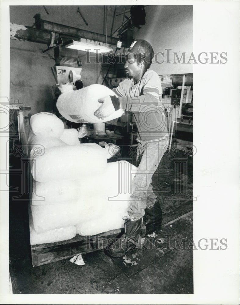 1985 Press Photo Atlantic Ice Company Worker Anthony Holmes Stacking Bags - Historic Images