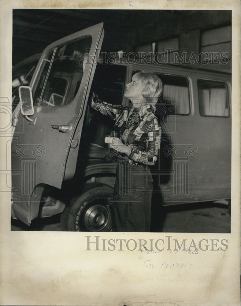 1976 Press Photo Teen Accosted, Beaten Thrown Onto Street Naked By Three Men - Historic Images