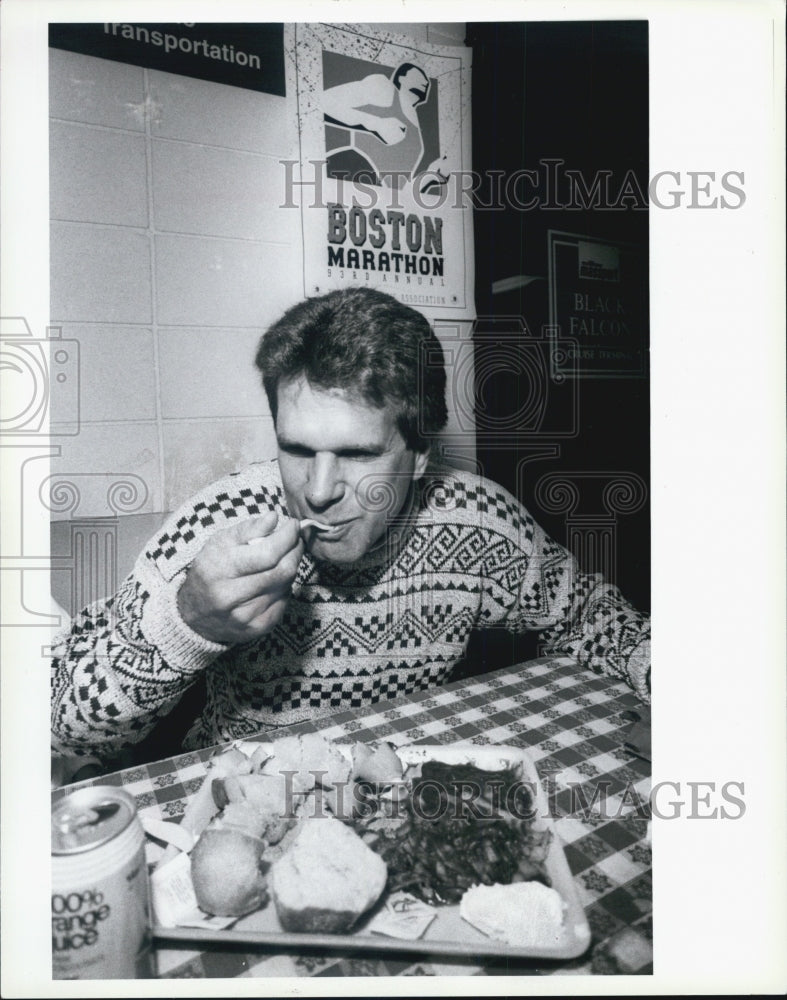 1989 Press Photo Boston Marathon Runner Steve Liechty Eating Pasta Before Race - Historic Images