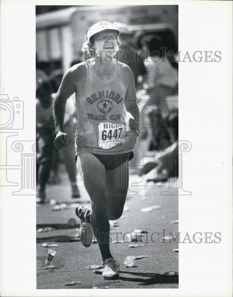 1989 Press Photo Boston Marathon Runner Steve Mager Looking Pained Finishing - Historic Images