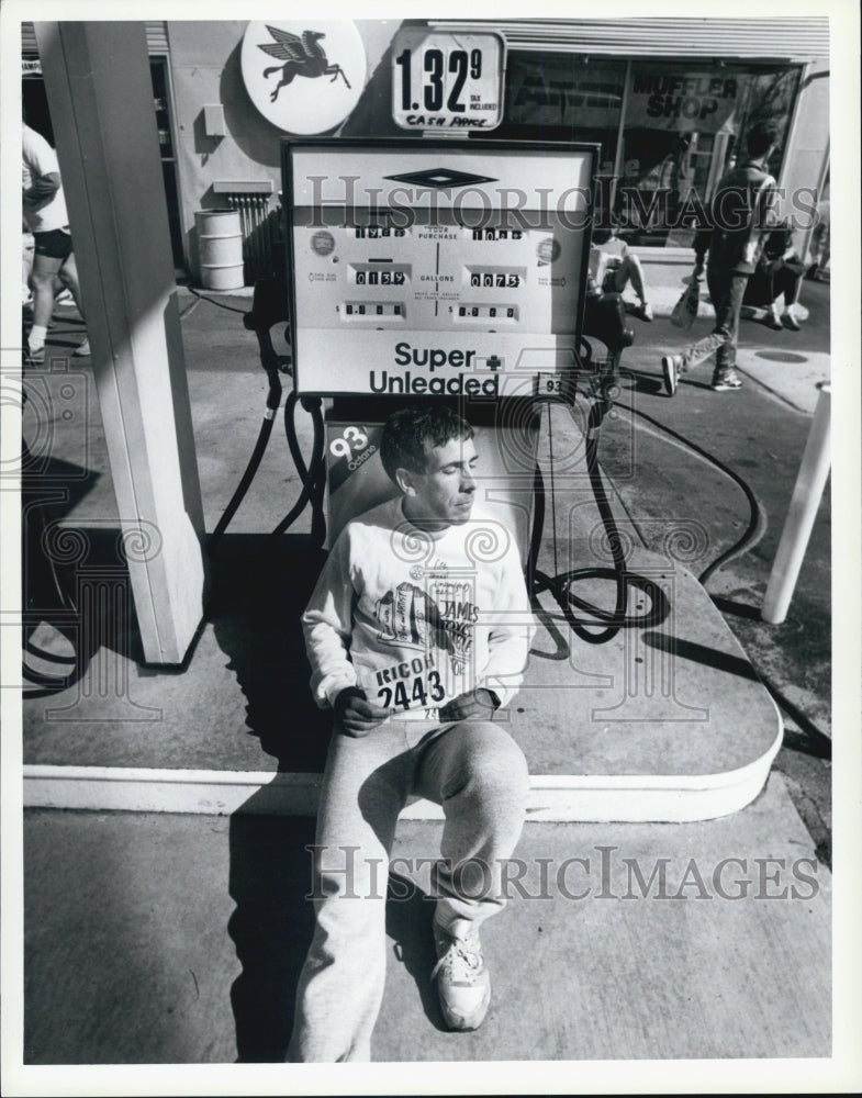 1989 Press Photo Runner Martin Hanley relaxing near Hopkington High before race - Historic Images