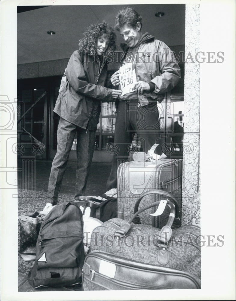 1989 Press Photo Kathy &amp; John Granger pick numbers for Marathon race - Historic Images